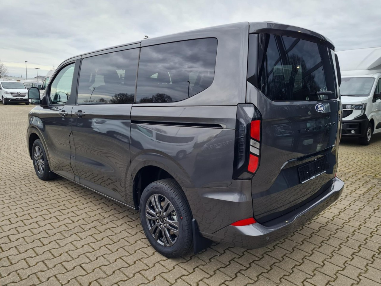 Ford Tourneo Custom 320 L1 AG Titanium X AHK LED NAVI 2X SCHIEBE - ميكروباص: صورة 5 Ford Tourneo Custom 320 L1 AG Titanium X AHK LED NAVI 2X SCHIEBE - ميكروباص: صورة 5