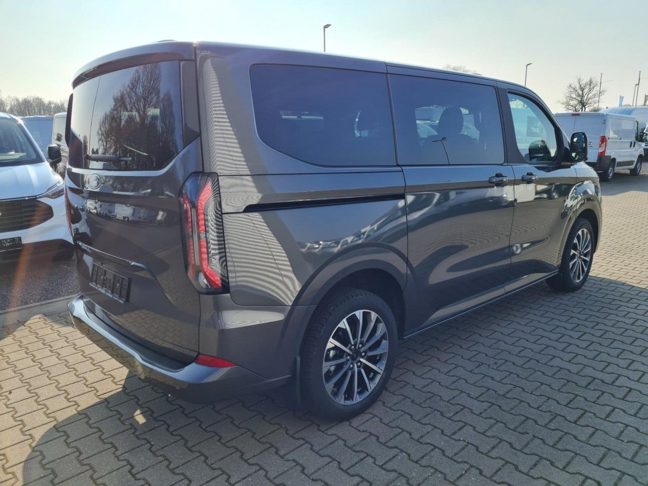 Ford Tourneo Custom 320 Titanium X L1 AHK LED LMF NAV - ميكروباص: صورة 5 Ford Tourneo Custom 320 Titanium X L1 AHK LED LMF NAV - ميكروباص: صورة 5