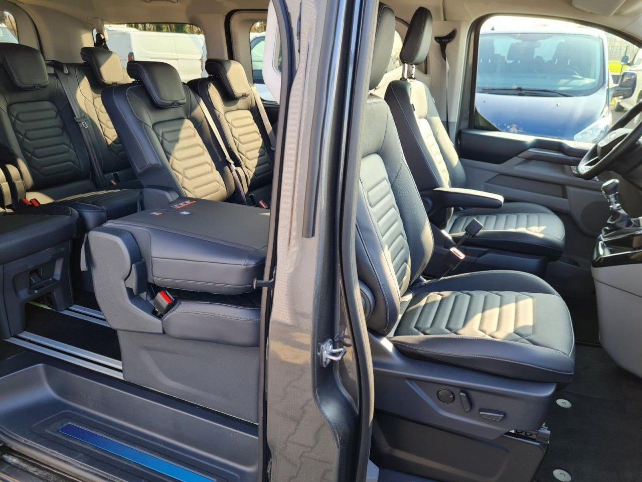 Ford Tourneo Custom 320 Titanium X L1 AHK LED LMF NAV - ميكروباص: صورة 4 Ford Tourneo Custom 320 Titanium X L1 AHK LED LMF NAV - ميكروباص: صورة 4