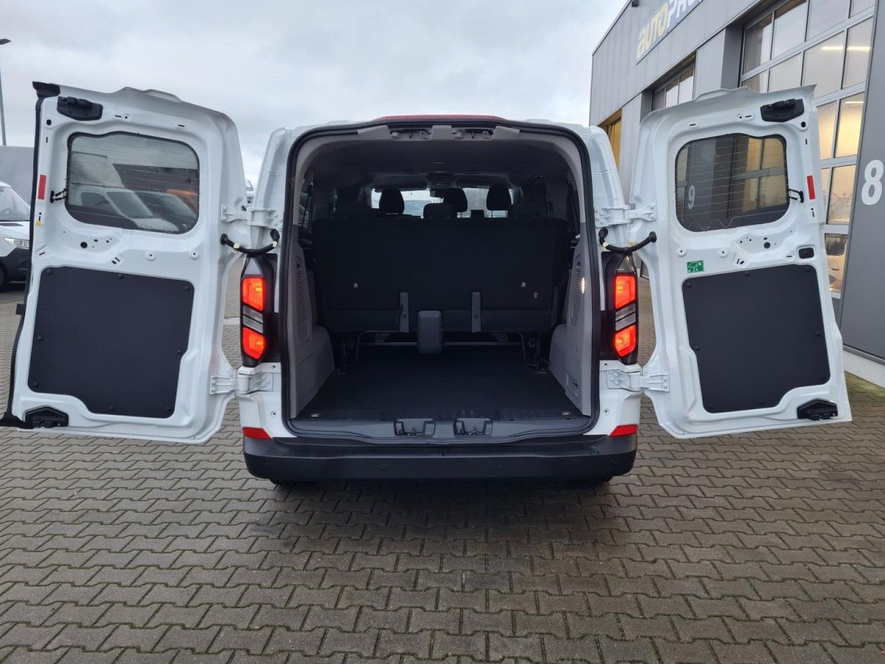 Ford Transit Custom Kombi 320 L2 Trend 9 Sitze KAMERA - سيارة: صورة 5 Ford Transit Custom Kombi 320 L2 Trend 9 Sitze KAMERA - سيارة: صورة 5