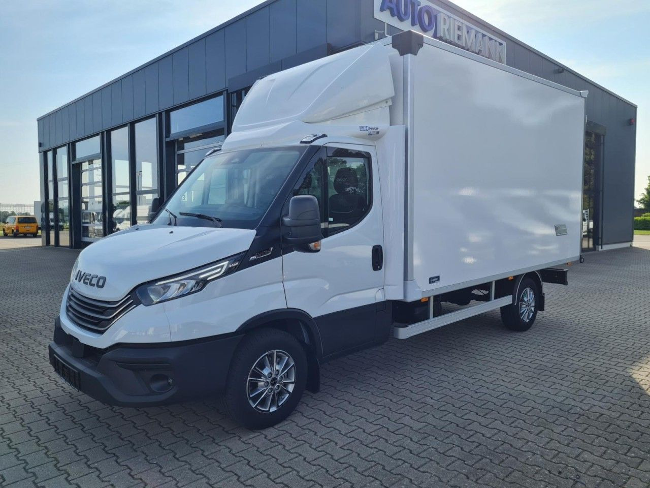 Iveco 35S 18 3.0 Koffer Hi Matic LM KLIMA KAMERA Navig - شاحنة بصندوق مغلق: صورة 3 Iveco 35S 18 3.0 Koffer Hi Matic LM KLIMA KAMERA Navig - شاحنة بصندوق مغلق: صورة 3