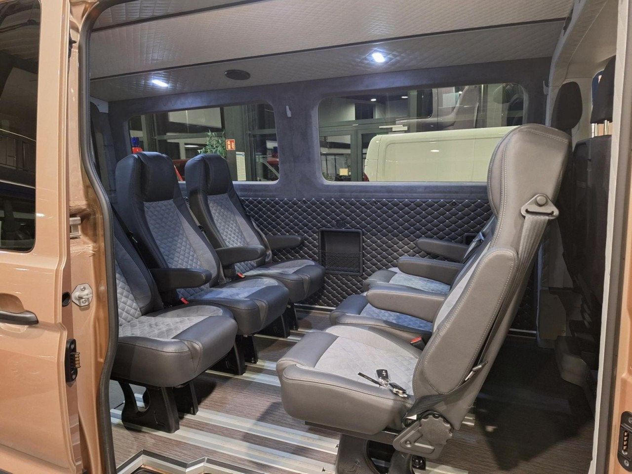 Man TGE 3.180 TDi Kombi 9 Sitze ALU KAMERA LED LEDER Sonderumbau - الشاحنات الصغيرة كابينة مزدوجة: صورة 5 Man TGE 3.180 TDi Kombi 9 Sitze ALU KAMERA LED LEDER Sonderumbau - الشاحنات الصغيرة كابينة مزدوجة: صورة 5