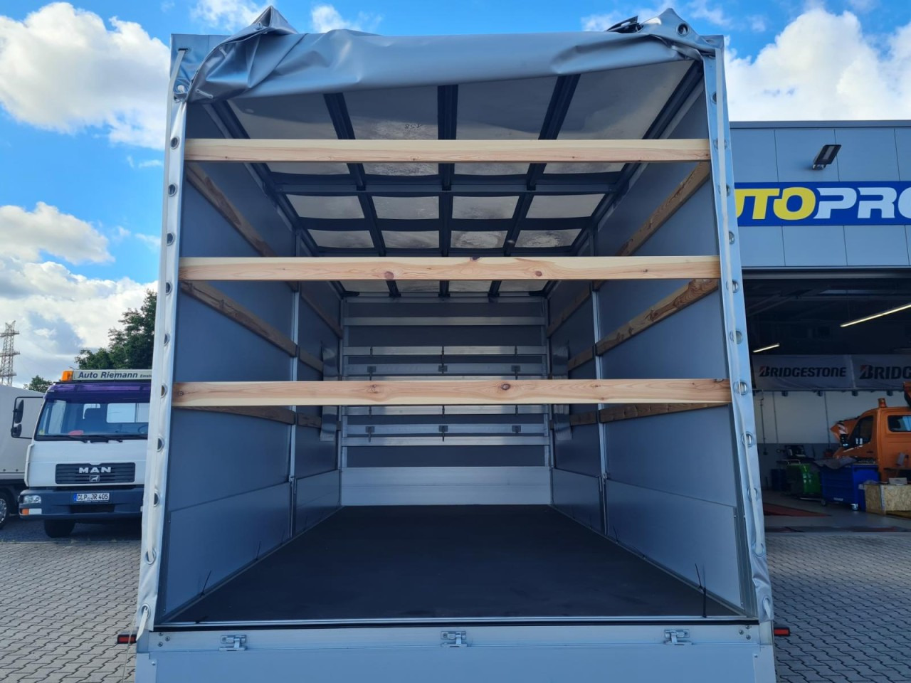 Mercedes-Benz Sprinter 317 Pritsche Plane Schlafkab RWD 10 Pal - شاحنة مغلقة بستائر جانبية: صورة 5 Mercedes-Benz Sprinter 317 Pritsche Plane Schlafkab RWD 10 Pal - شاحنة مغلقة بستائر جانبية: صورة 5