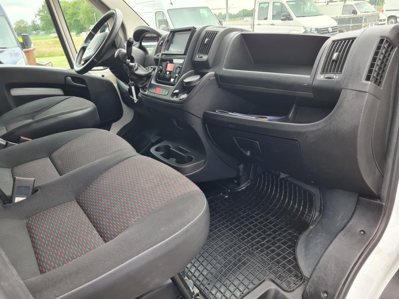 Peugeot Boxer 3,5t Pritsche Plane 2.2 HDi L4 435 - شاحنة مغلقة بستائر جانبية: صورة 4 Peugeot Boxer 3,5t Pritsche Plane 2.2 HDi L4 435 - شاحنة مغلقة بستائر جانبية: صورة 4