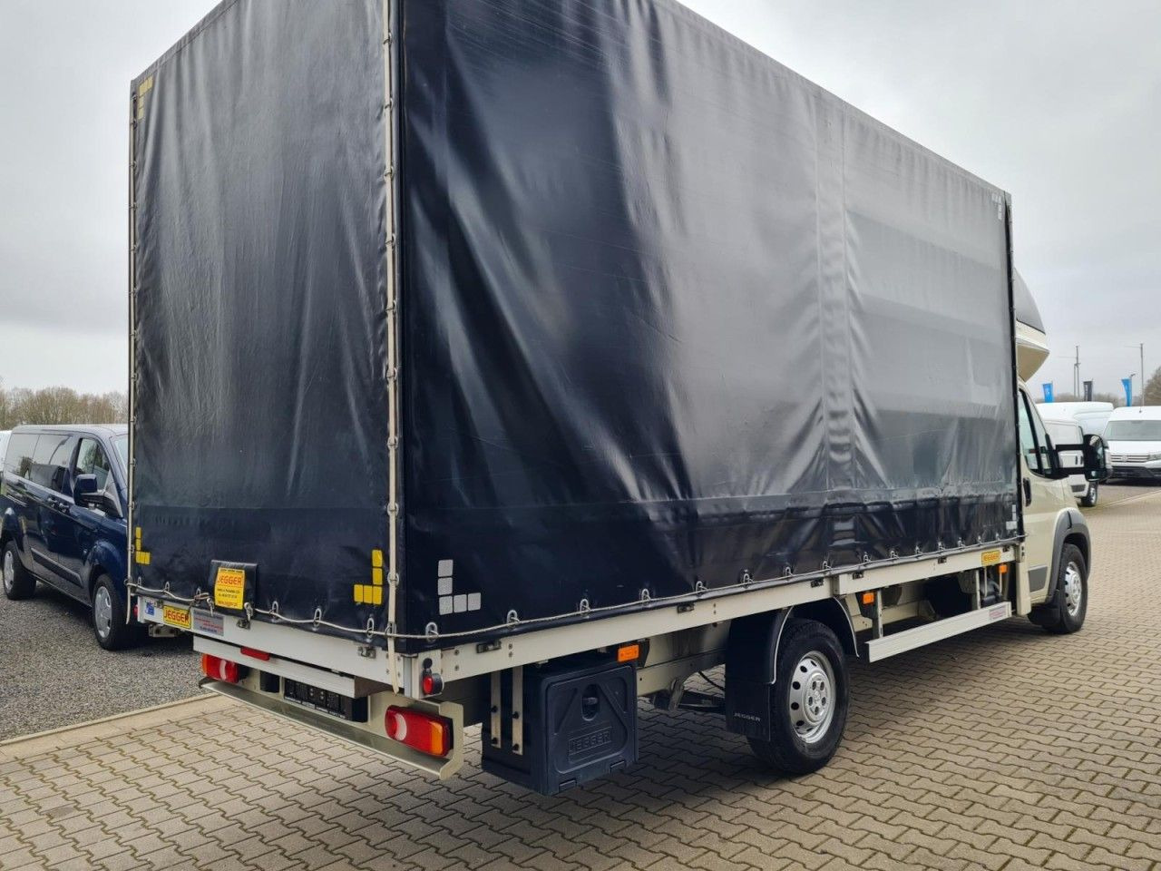 Peugeot Boxer Pritsche L4 Schiebe Plane Schlafkab Luftfe - شاحنة مغلقة بستائر جانبية: صورة 4 Peugeot Boxer Pritsche L4 Schiebe Plane Schlafkab Luftfe - شاحنة مغلقة بستائر جانبية: صورة 4