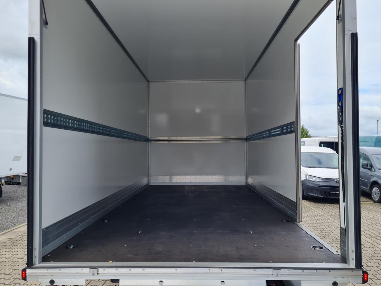 Renault Master 35 New Möbel Koffer LBW KLIMA TEMPOMAT - شاحنة بصندوق مغلق: صورة 5 Renault Master 35 New Möbel Koffer LBW KLIMA TEMPOMAT - شاحنة بصندوق مغلق: صورة 5