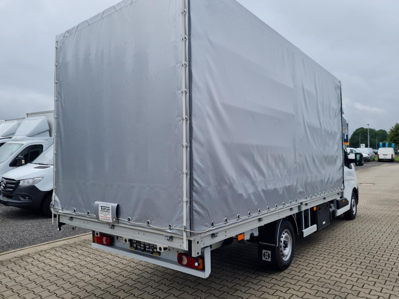 Renault Master 35 Pritsche Schiebe Plane Schlafkab 10 PAL LUFTFEDER - شاحنة مغلقة بستائر جانبية: صورة 4 Renault Master 35 Pritsche Schiebe Plane Schlafkab 10 PAL LUFTFEDER - شاحنة مغلقة بستائر جانبية: صورة 4