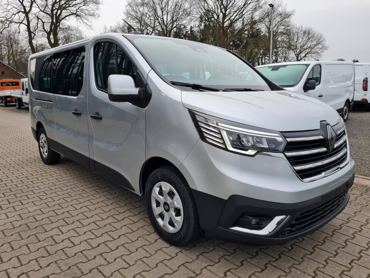 Renault Trafic Kombi 9-Sitze L2 Grand Equilibre KLIMA TEMPOMAT - الشاحنات الصغيرة كابينة مزدوجة: صورة 3 Renault Trafic Kombi 9-Sitze L2 Grand Equilibre KLIMA TEMPOMAT - الشاحنات الصغيرة كابينة مزدوجة: صورة 3
