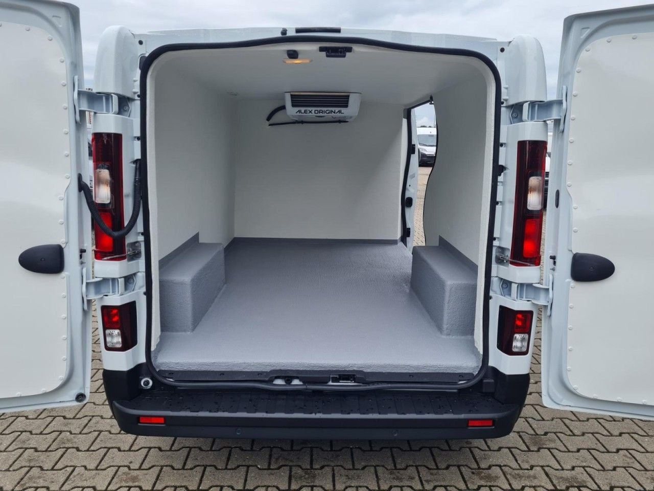 Renault Trafic Kühlkasten 3.0t L2 KLIMA LED NAVI_APP TEM - شاحنة توصيل مبردة: صورة 5 Renault Trafic Kühlkasten 3.0t L2 KLIMA LED NAVI_APP TEM - شاحنة توصيل مبردة: صورة 5