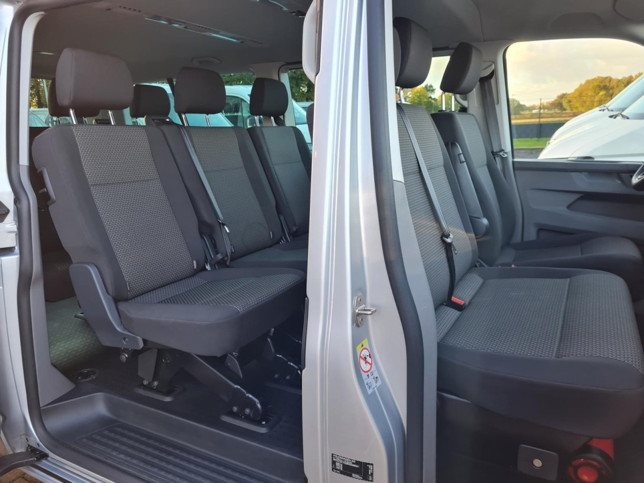 Volkswagen T6.1 Caravelle TDI lang 9 Sitzer 2 Schiebetüren Trendl. - حافلة صغيرة, ميكروباص: صورة 4 Volkswagen T6.1 Caravelle TDI lang 9 Sitzer 2 Schiebetüren Trendl. - حافلة صغيرة, ميكروباص: صورة 4