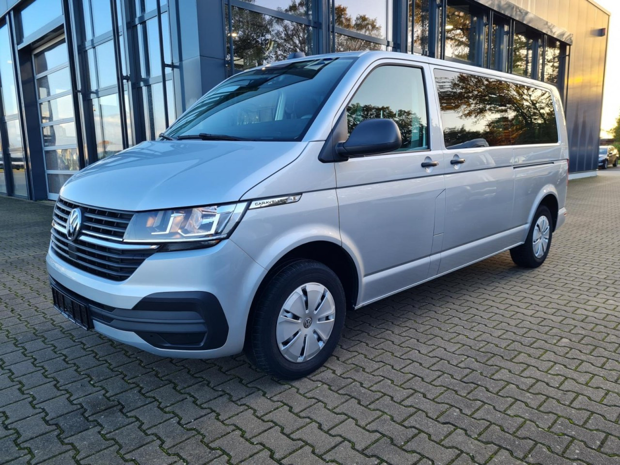 Volkswagen T6.1 Caravelle TDI lang 9 Sitzer 2 Schiebetüren Trendl. - حافلة صغيرة, ميكروباص: صورة 1 Volkswagen T6.1 Caravelle TDI lang 9 Sitzer 2 Schiebetüren Trendl. - حافلة صغيرة, ميكروباص: صورة 1