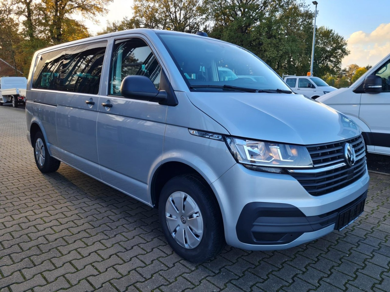 Volkswagen T6.1 Caravelle TDI lang 9 Sitzer 2 Schiebetüren Trendl. - حافلة صغيرة, ميكروباص: صورة 3 Volkswagen T6.1 Caravelle TDI lang 9 Sitzer 2 Schiebetüren Trendl. - حافلة صغيرة, ميكروباص: صورة 3