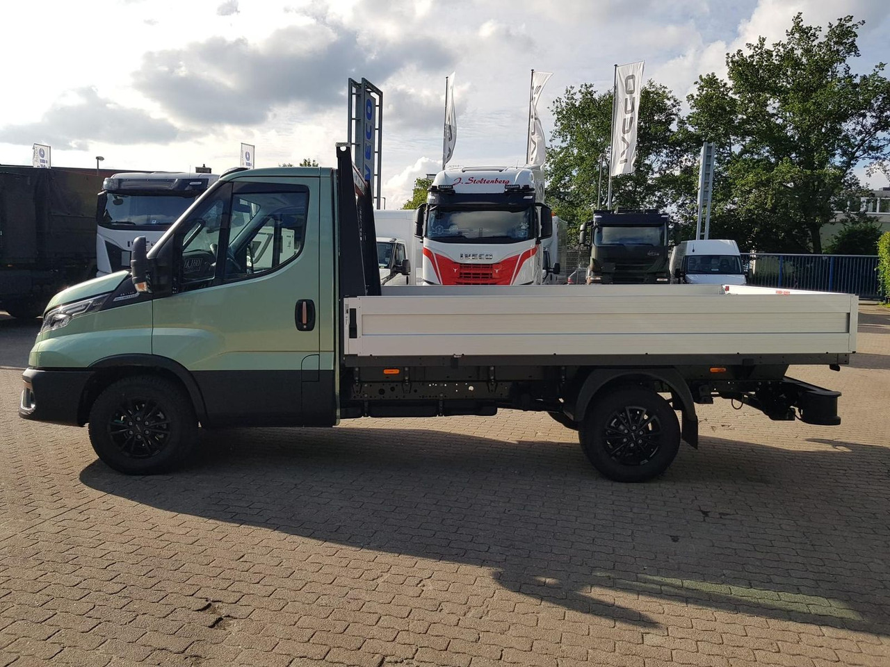 Iveco Daily 35S14HA8 Pritsche AHK 100 kW (136 PS),... - شاحنة توصيل مفتوحة: صورة 2 Iveco Daily 35S14HA8 Pritsche AHK 100 kW (136 PS),... - شاحنة توصيل مفتوحة: صورة 2