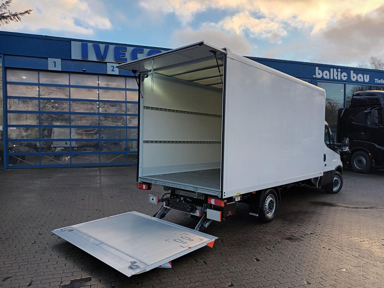 Iveco Daily 35S16HA8 Koffer LBW - ab 0% Finanzieren - شاحنة بصندوق مغلق: صورة 4 Iveco Daily 35S16HA8 Koffer LBW - ab 0% Finanzieren - شاحنة بصندوق مغلق: صورة 4