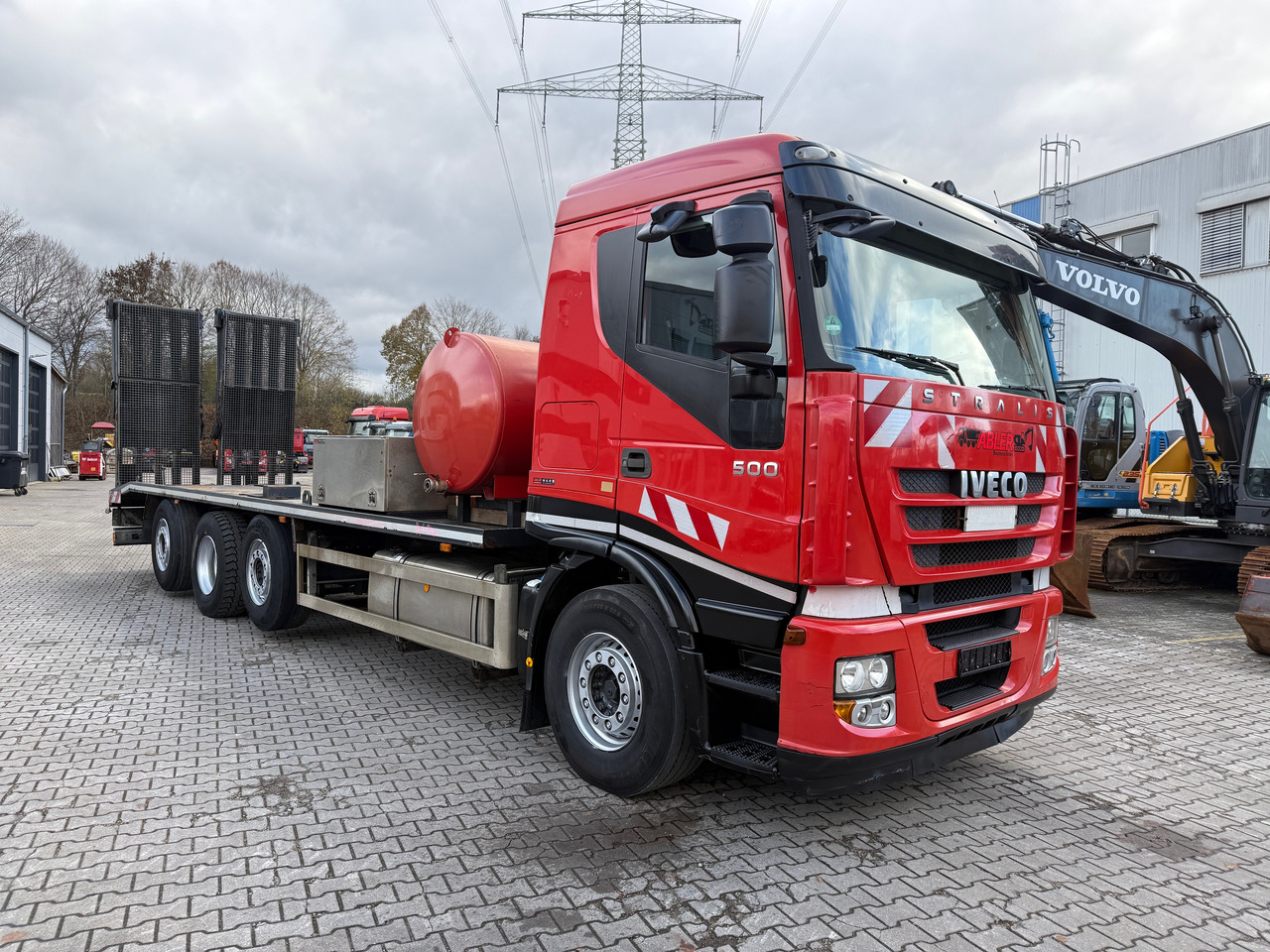 Iveco 4-Achs Baumaschinentransporter hydr. Rampe - شاحنة نقل سيارات شاحنة: صورة 3 Iveco 4-Achs Baumaschinentransporter hydr. Rampe - شاحنة نقل سيارات شاحنة: صورة 3