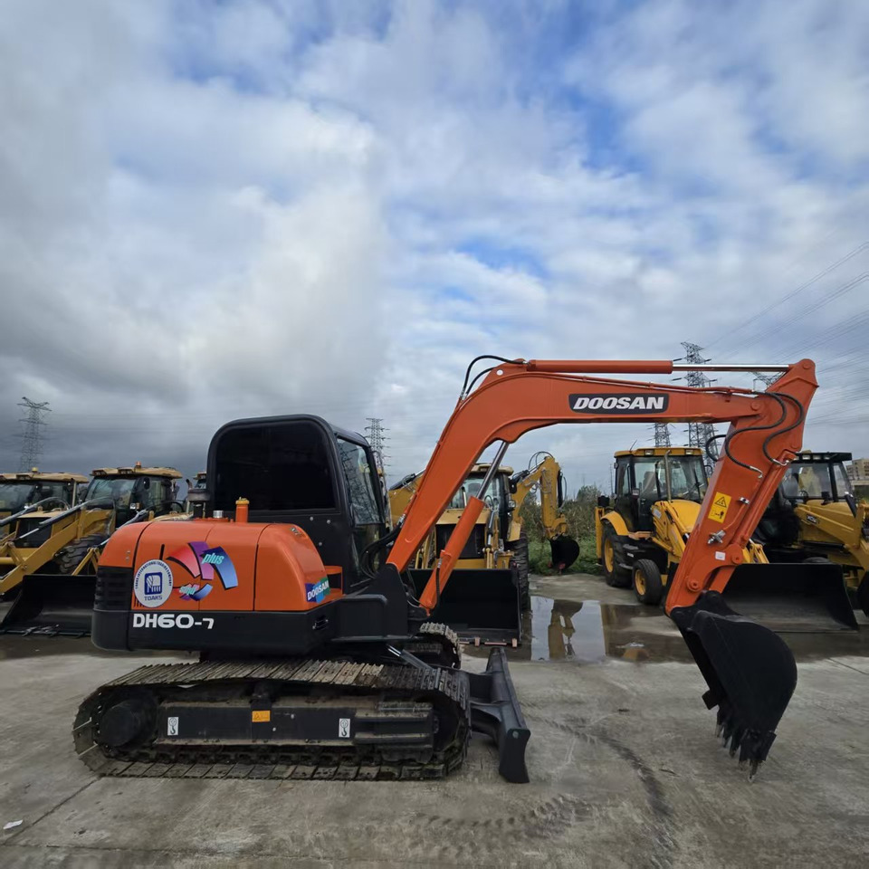 DOOSAN DH60 - حفار صغير: صورة 1 DOOSAN DH60 - حفار صغير: صورة 1