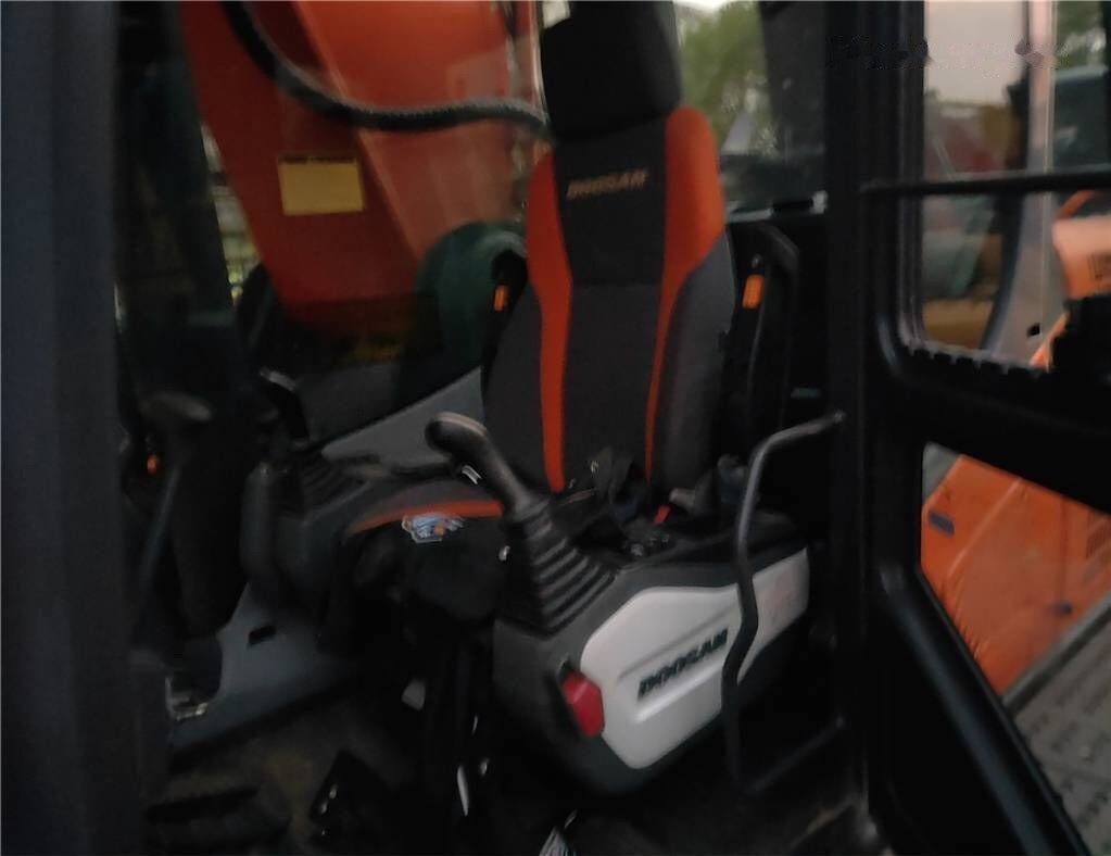 Doosan DX 530 LC-5 - حفار زاحف: صورة 3 Doosan DX 530 LC-5 - حفار زاحف: صورة 3