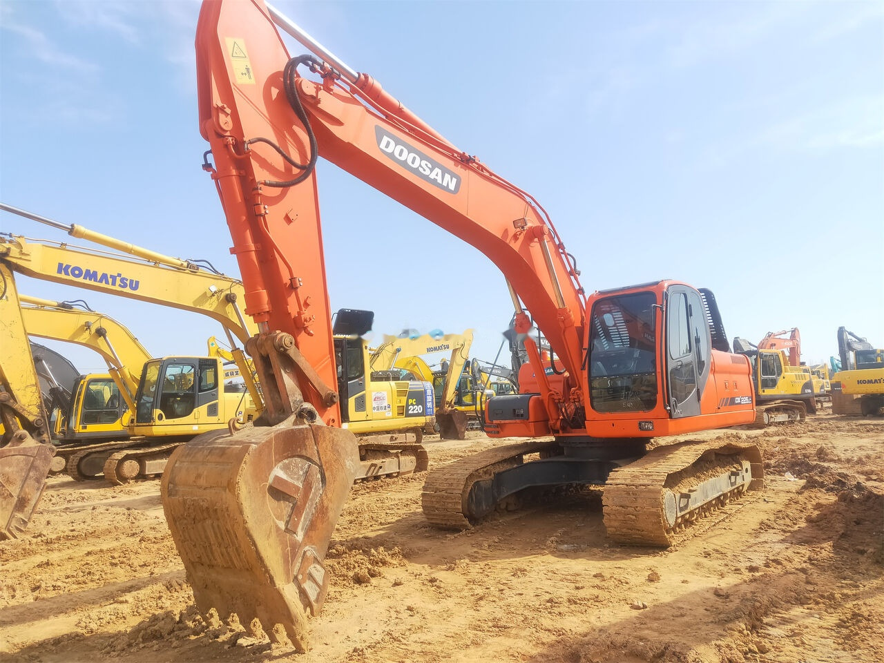 Doosan DX225LC - حفار زاحف: صورة 1 Doosan DX225LC - حفار زاحف: صورة 1