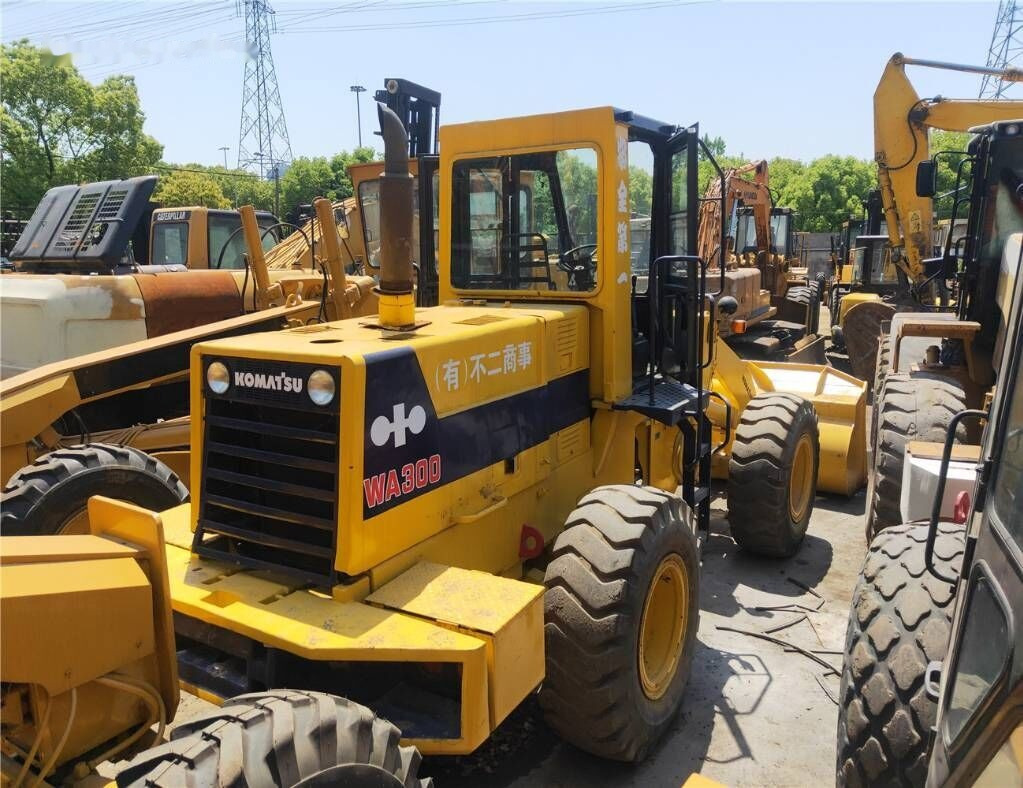 Komatsu WA300 - اللودر بعجل: صورة 4 Komatsu WA300 - اللودر بعجل: صورة 4