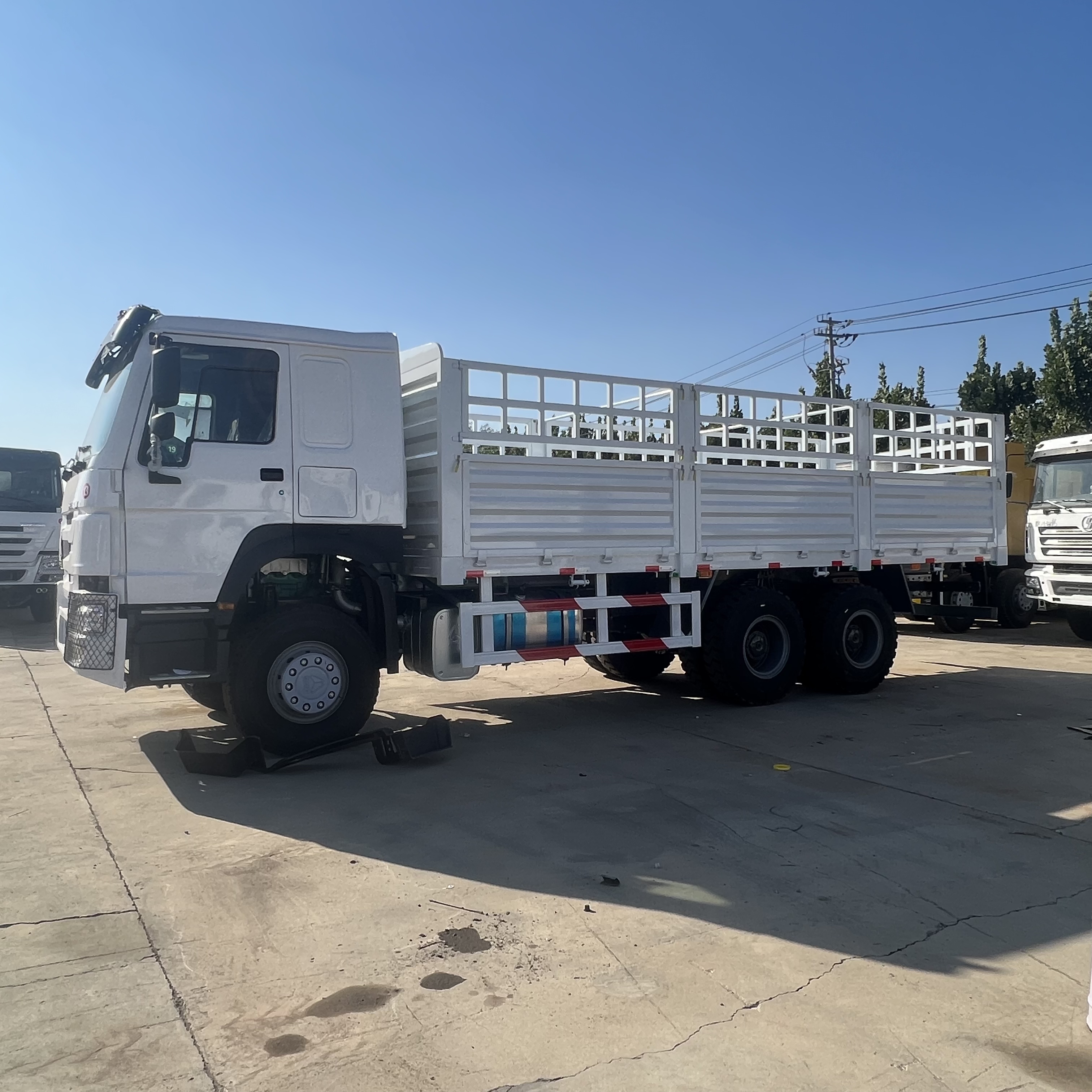 Sinotruk HOWO 371 6*4 Fence truck - شاحنات مسطحة: صورة 2 Sinotruk HOWO 371 6*4 Fence truck - شاحنات مسطحة: صورة 2