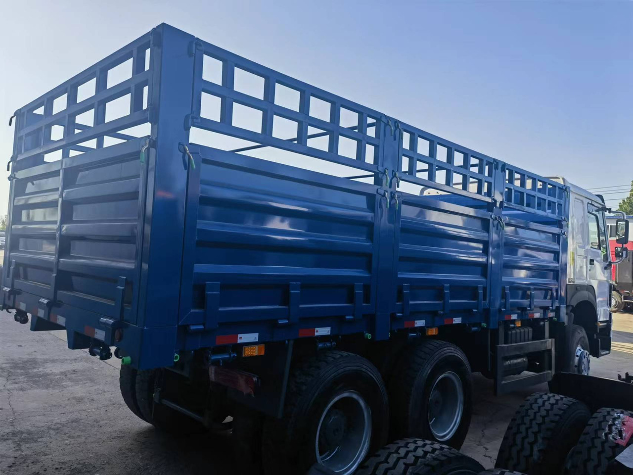 شاحنات مسطحة Sinotruk HOWO 371 6*4 Fence truck: صورة 8