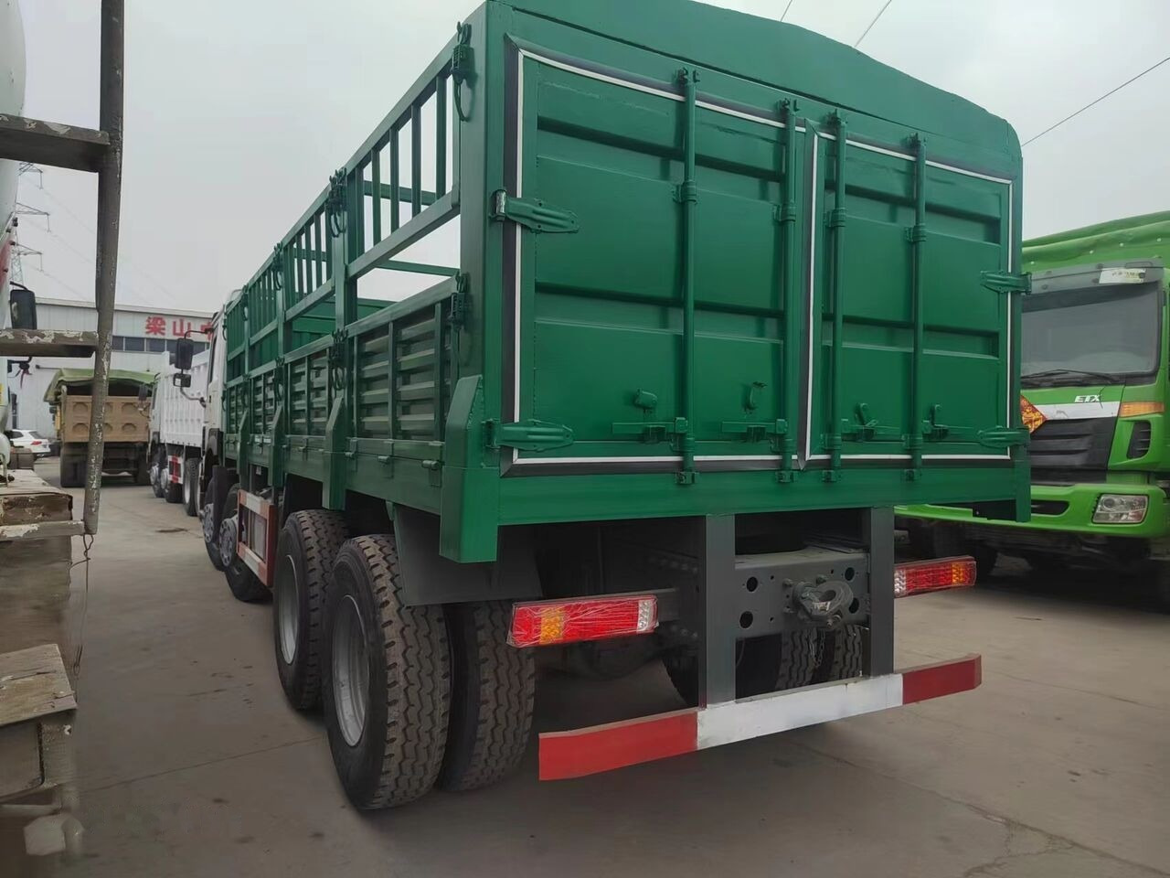 Sinotruk HOWO 8*4 Fence Truck - شاحنات مسطحة: صورة 4 Sinotruk HOWO 8*4 Fence Truck - شاحنات مسطحة: صورة 4