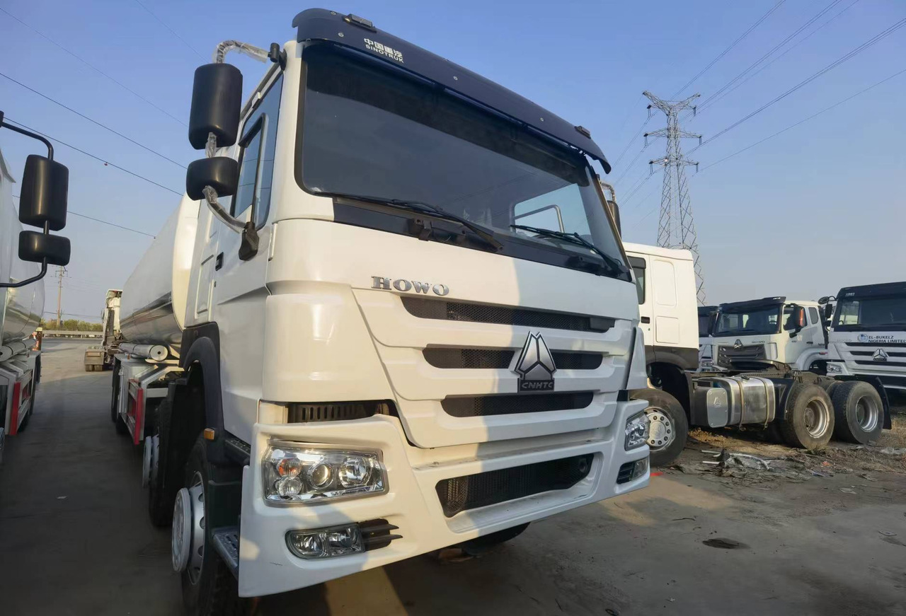 شاحنة صهريج Sinotruk HOWO 8*4 Tank truck: صورة 7