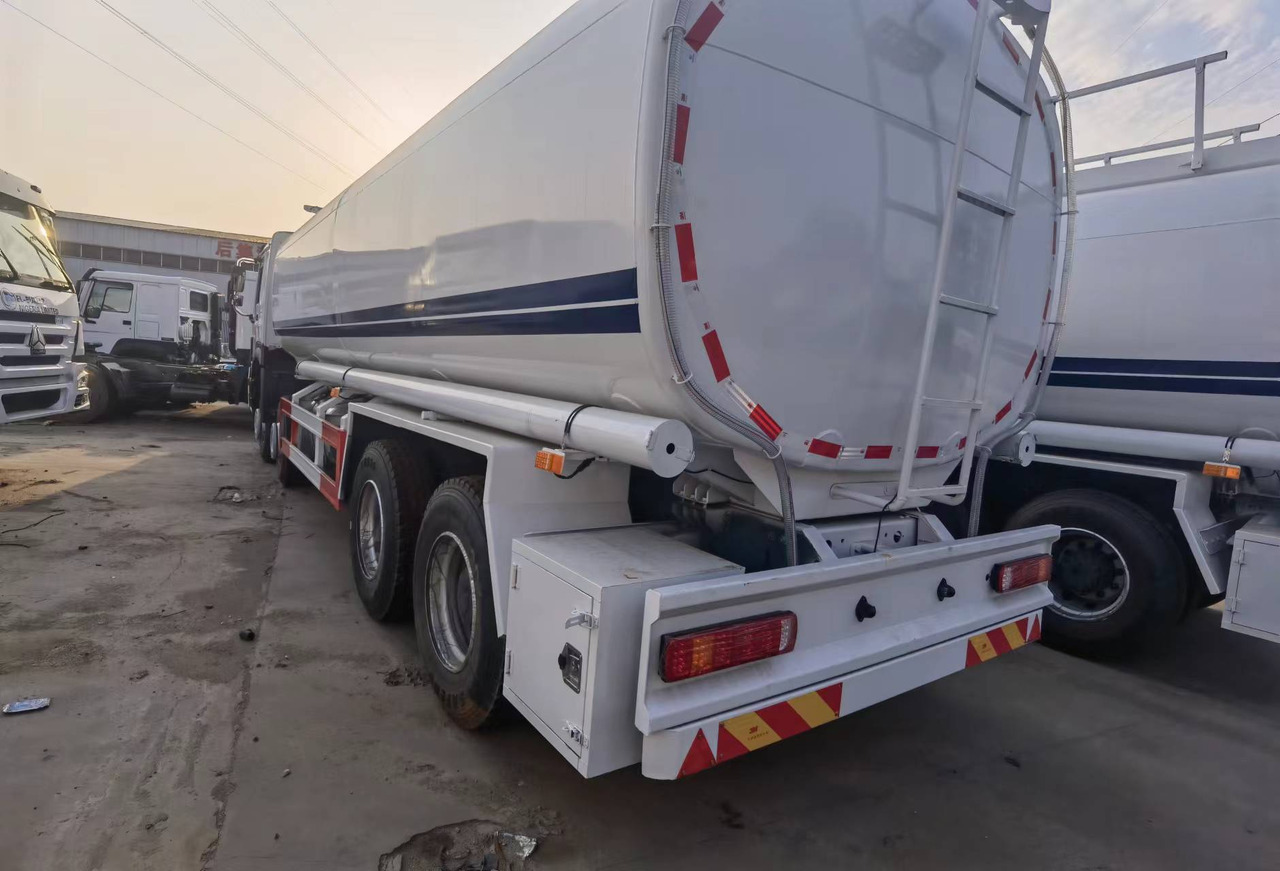 شاحنة صهريج Sinotruk HOWO 8*4 Tank truck: صورة 6