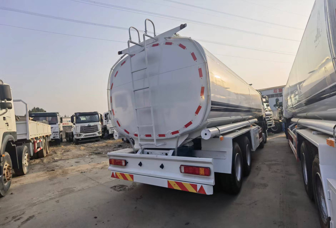 شاحنة صهريج Sinotruk HOWO 8*4 Tank truck: صورة 9