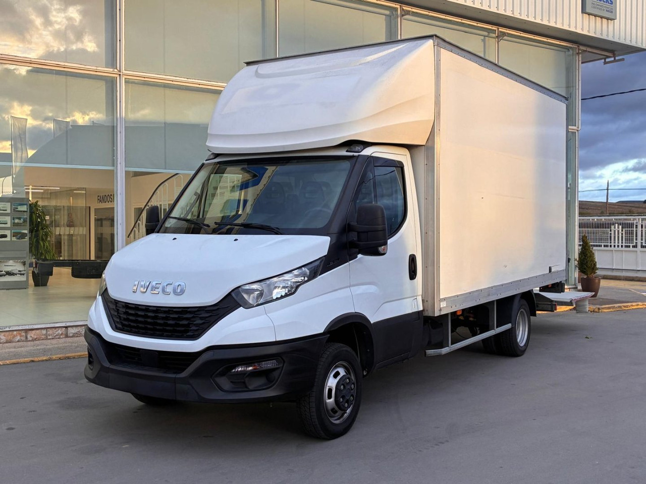 Caja cerrada IVECO 35C14 20m3 con puertas traseras y rampa elevadora - شاحنة بصندوق مغلق: صورة 1 Caja cerrada IVECO 35C14 20m3 con puertas traseras y rampa elevadora - شاحنة بصندوق مغلق: صورة 1