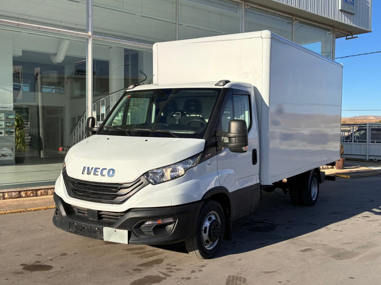 Caja cerrada con plataforma elevadora IVECO 35C16 20m3 - شاحنة بصندوق مغلق: صورة 1 Caja cerrada con plataforma elevadora IVECO 35C16 20m3 - شاحنة بصندوق مغلق: صورة 1