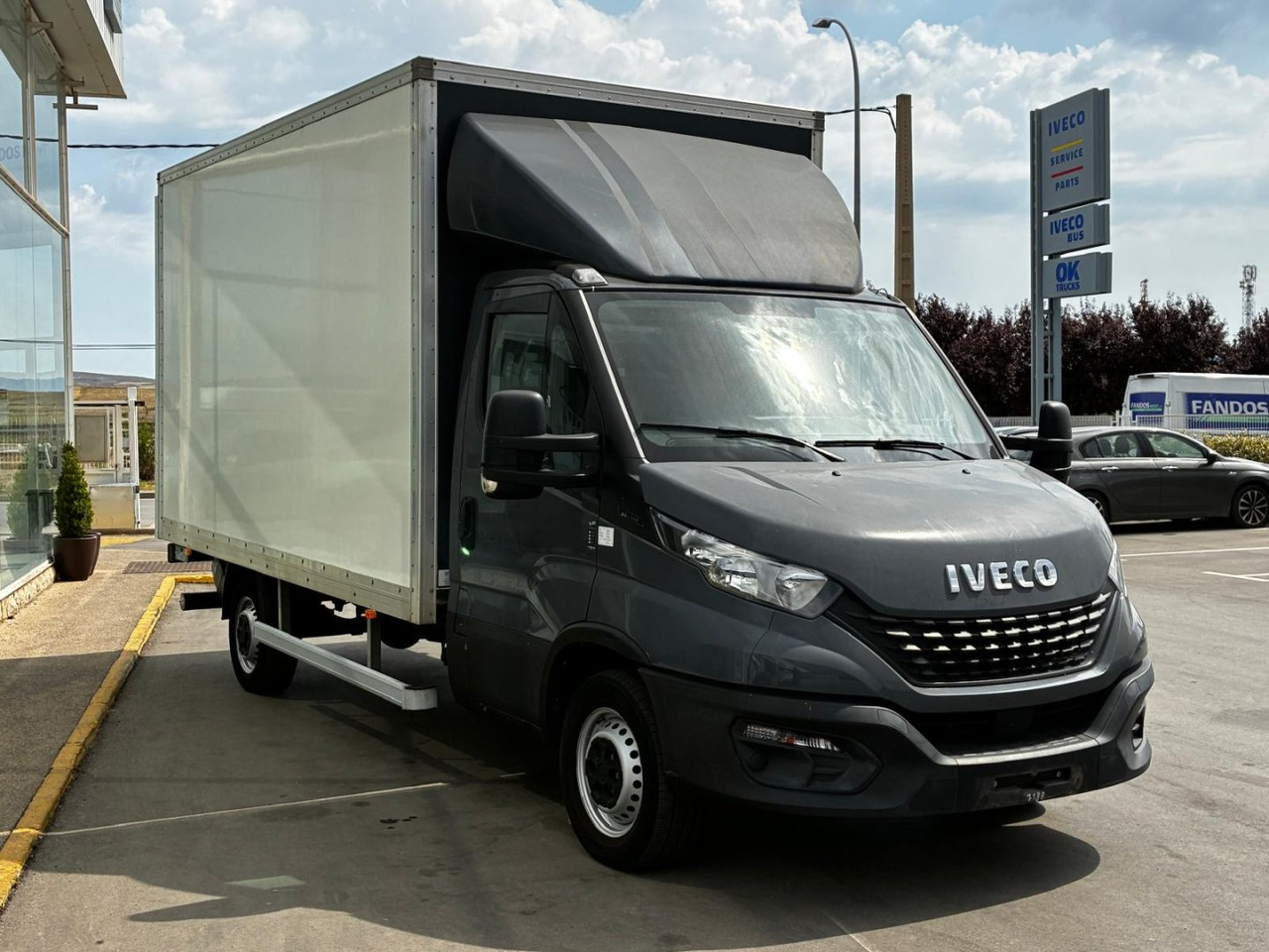 Caja cerrada con plataforma elevadora IVECO 35C16 20m3 - شاحنة بصندوق مغلق: صورة 3 Caja cerrada con plataforma elevadora IVECO 35C16 20m3 - شاحنة بصندوق مغلق: صورة 3