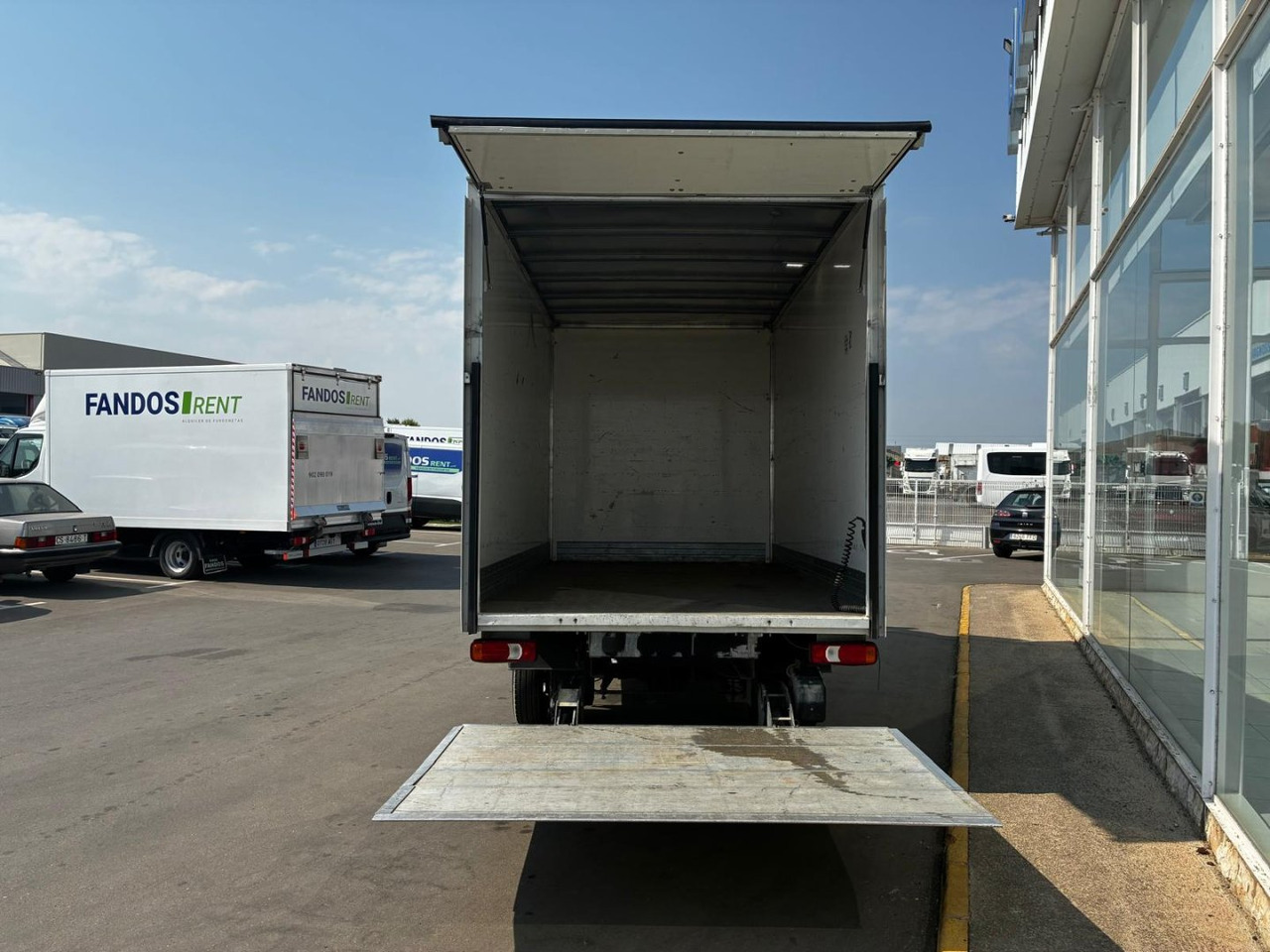 Caja cerrada con plataforma elevadora IVECO 35C16 3.0 20m3 - شاحنة بصندوق مغلق: صورة 5 Caja cerrada con plataforma elevadora IVECO 35C16 3.0 20m3 - شاحنة بصندوق مغلق: صورة 5