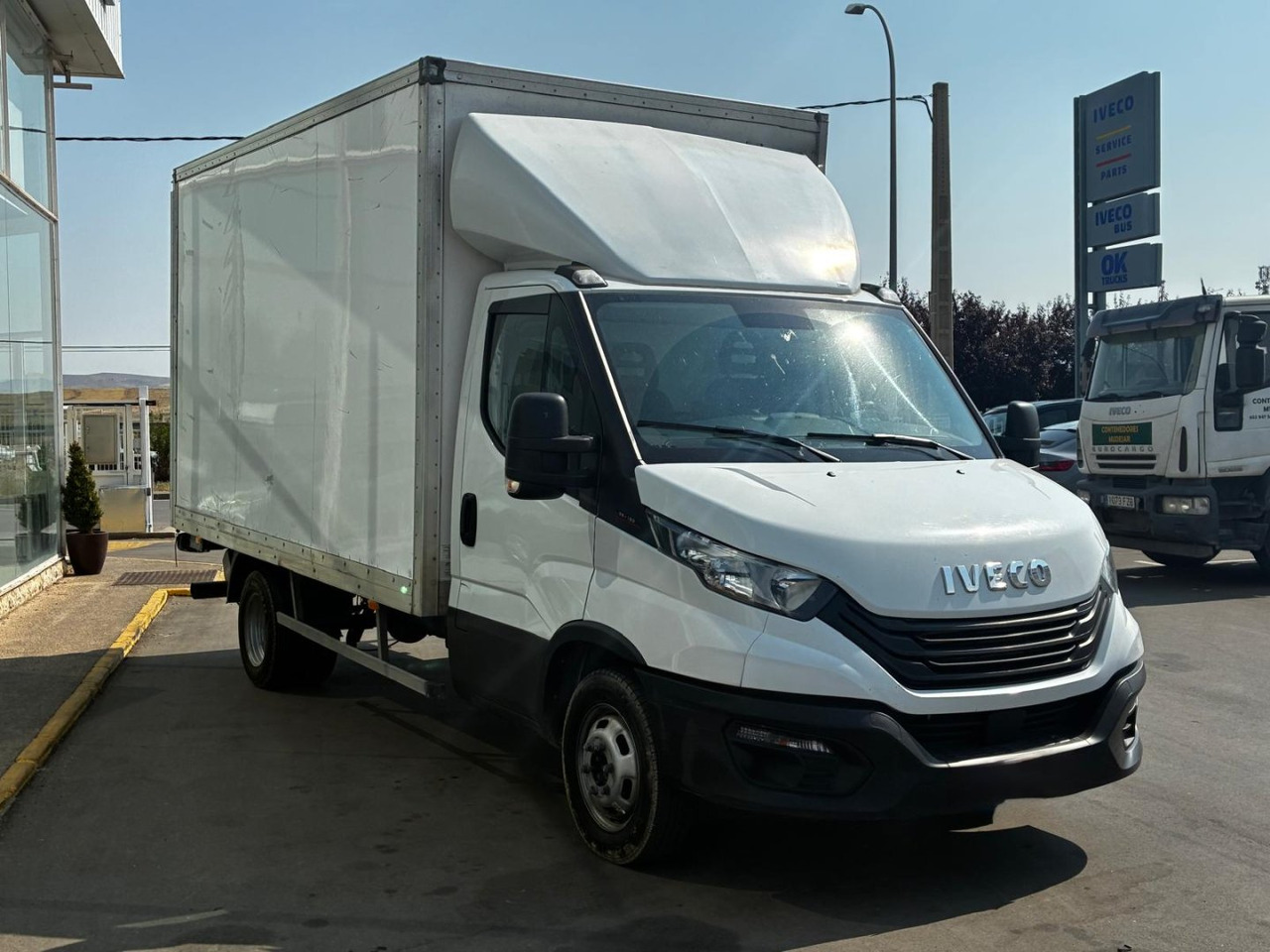 Caja cerrada con plataforma elevadora IVECO 35C16 3.0 20m3 - شاحنة بصندوق مغلق: صورة 3 Caja cerrada con plataforma elevadora IVECO 35C16 3.0 20m3 - شاحنة بصندوق مغلق: صورة 3