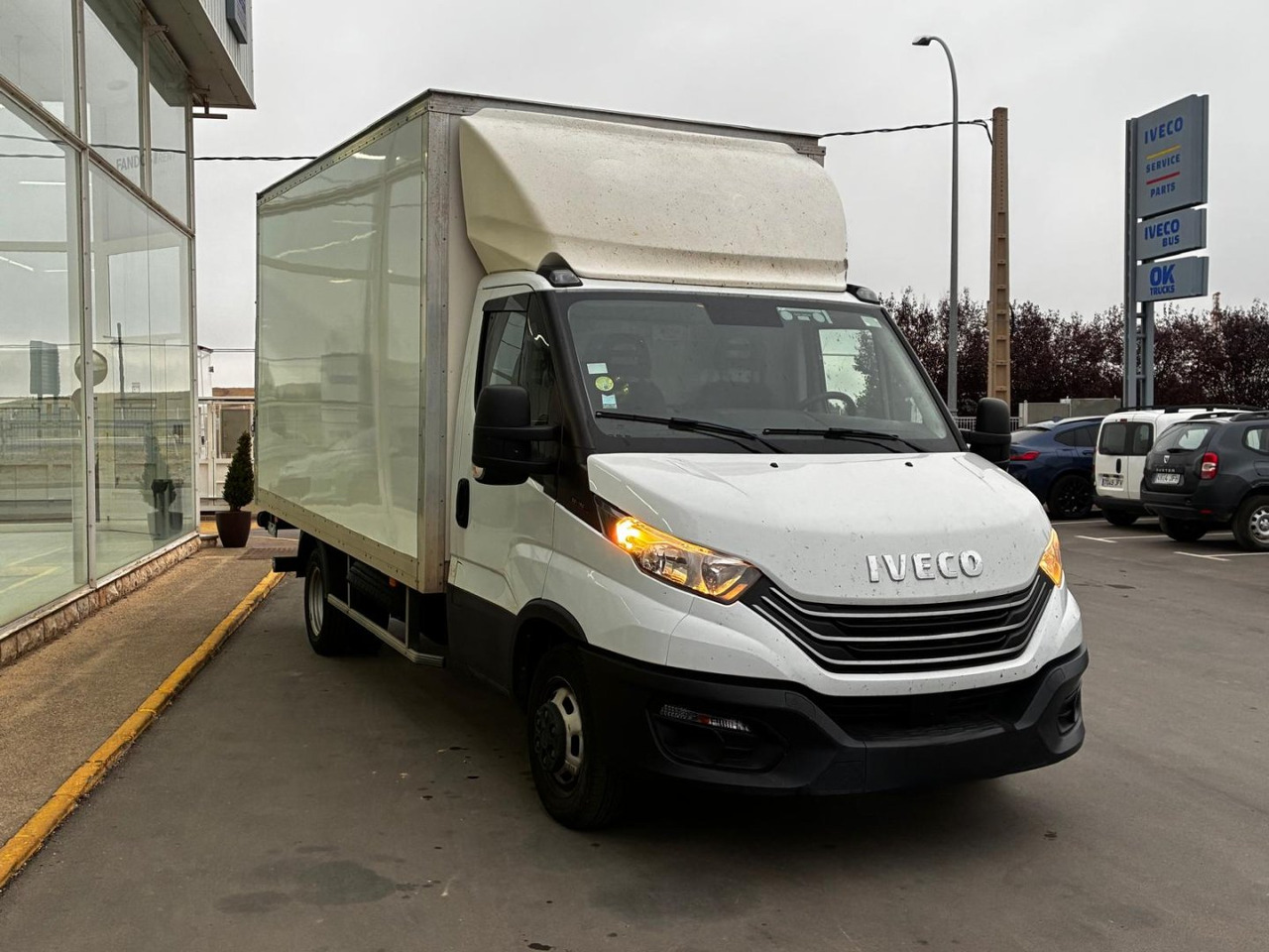 Caja cerrada con plataforma elevadora IVECO 35C16 3.0 20m3 - شاحنة بصندوق مغلق: صورة 3 Caja cerrada con plataforma elevadora IVECO 35C16 3.0 20m3 - شاحنة بصندوق مغلق: صورة 3