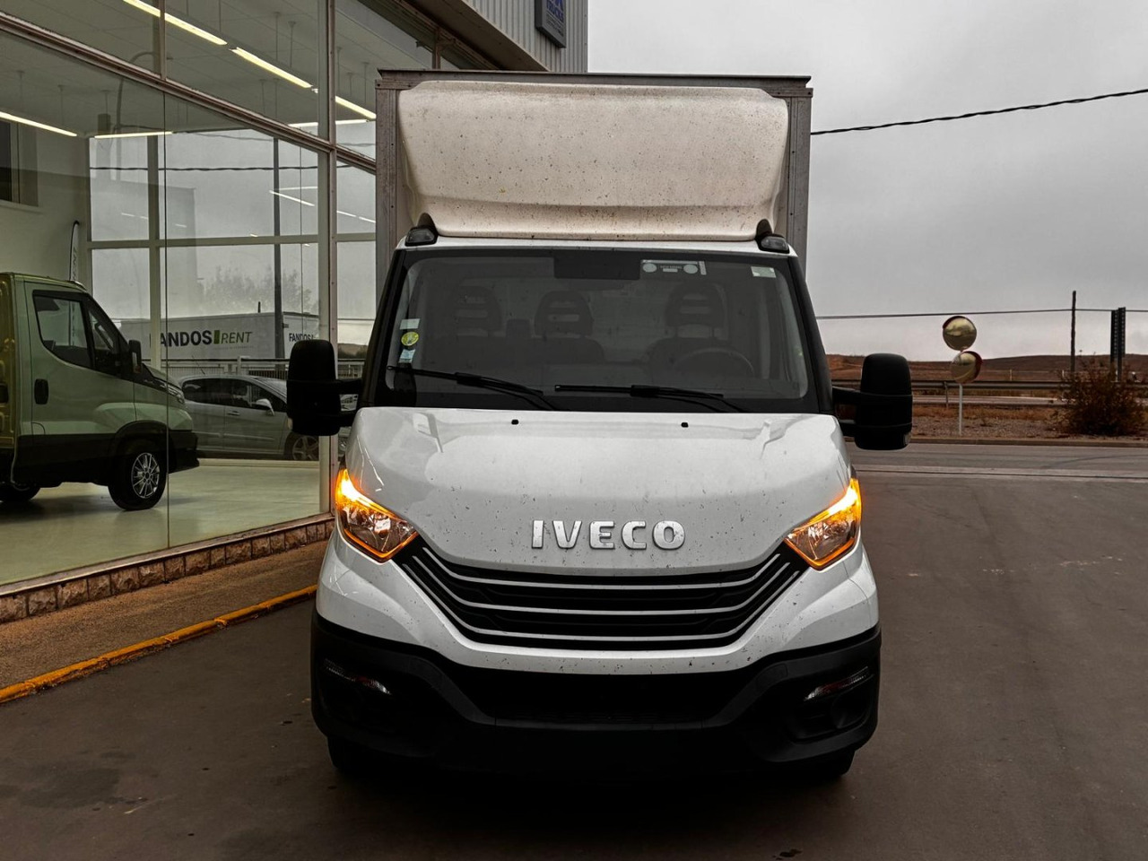 Caja cerrada con plataforma elevadora IVECO 35C16 3.0 20m3 - شاحنة بصندوق مغلق: صورة 2 Caja cerrada con plataforma elevadora IVECO 35C16 3.0 20m3 - شاحنة بصندوق مغلق: صورة 2