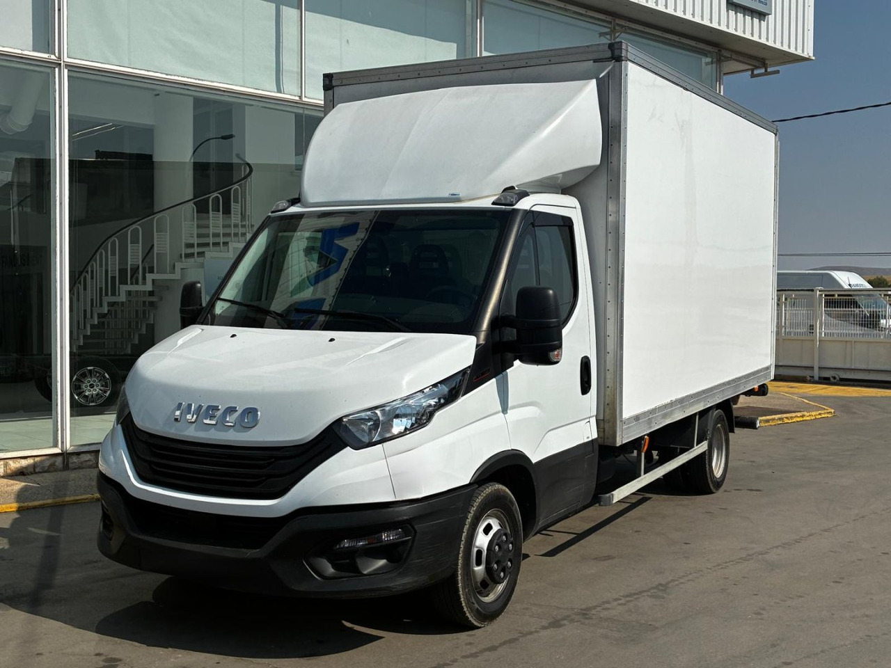 Caja cerrada con plataforma elevadora IVECO 35C16 3.0 20m3 - شاحنة بصندوق مغلق: صورة 1 Caja cerrada con plataforma elevadora IVECO 35C16 3.0 20m3 - شاحنة بصندوق مغلق: صورة 1