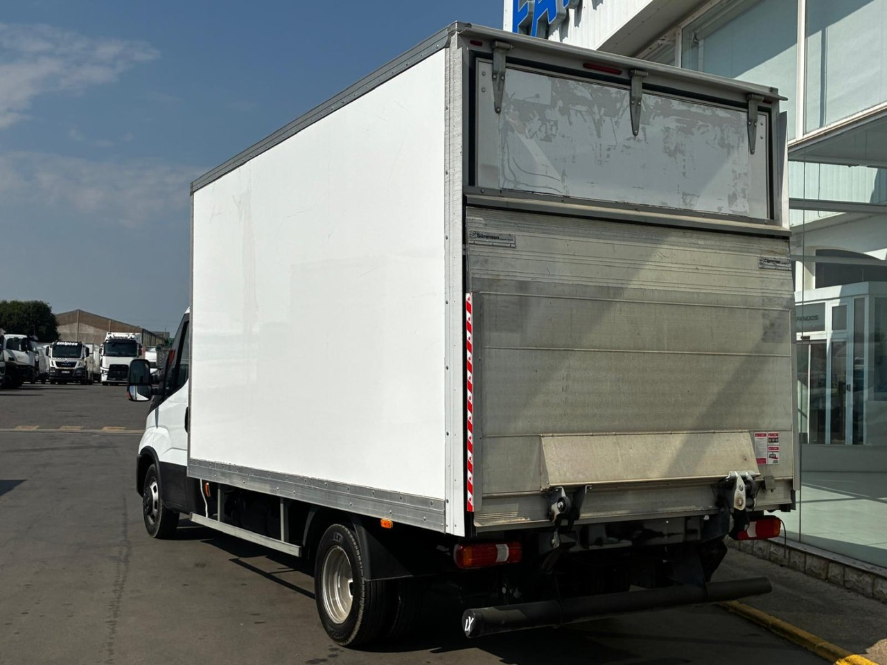 Caja cerrada con plataforma elevadora IVECO 35C16 3.0 20m3 - شاحنة بصندوق مغلق: صورة 4 Caja cerrada con plataforma elevadora IVECO 35C16 3.0 20m3 - شاحنة بصندوق مغلق: صورة 4