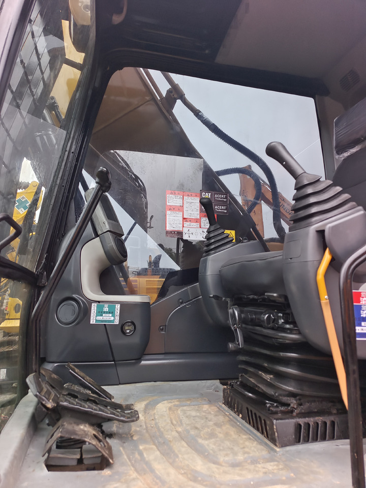 حفار زاحف CAT 320D2L: صورة 7