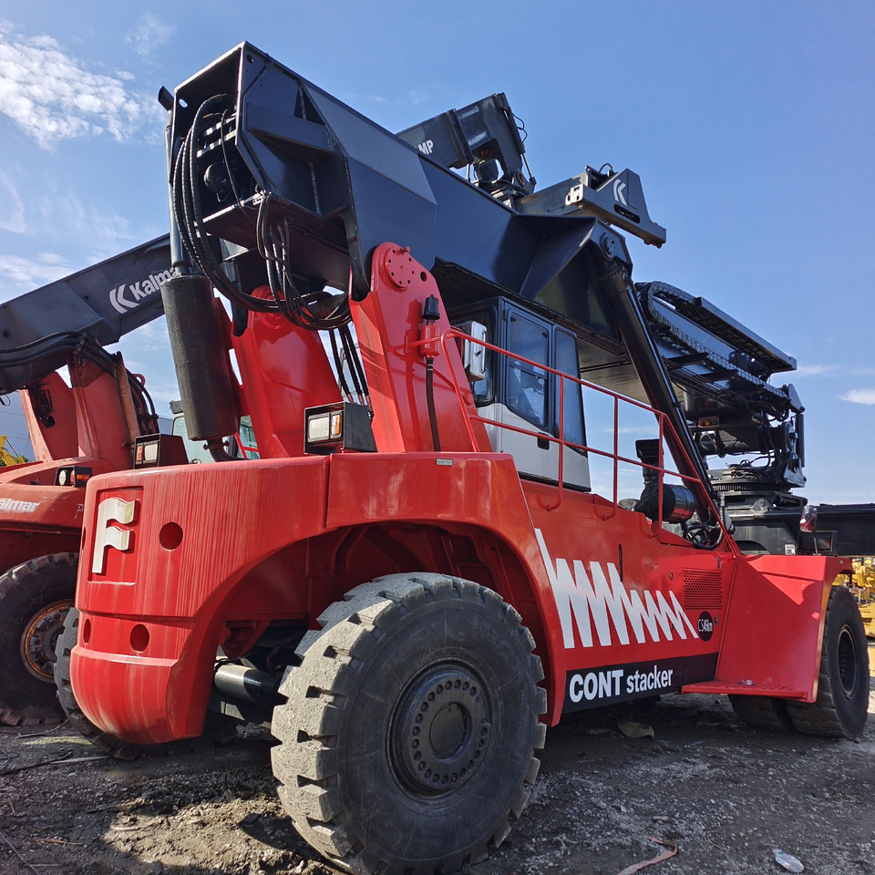 FANTUZZI CS 45 KMHD 45 TON CONTAINER REACH CRANE - آلة حمل الحاويات في الأماكن الصغيرة: صورة 2 FANTUZZI CS 45 KMHD 45 TON CONTAINER REACH CRANE - آلة حمل الحاويات في الأماكن الصغيرة: صورة 2