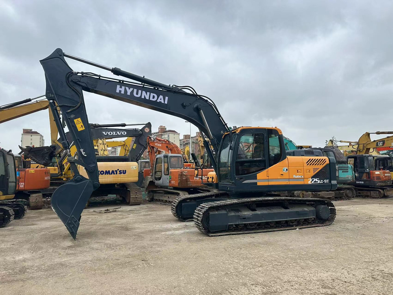 HYUNDAI 225 LC - 9T 225LC-9T 220LC-9S 305LC - 9T - حفار زاحف: صورة 1 HYUNDAI 225 LC - 9T 225LC-9T 220LC-9S 305LC - 9T - حفار زاحف: صورة 1
