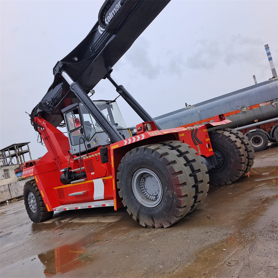KALMAR DRF 450 - آلة حمل الحاويات في الأماكن الصغيرة: صورة 4 KALMAR DRF 450 - آلة حمل الحاويات في الأماكن الصغيرة: صورة 4