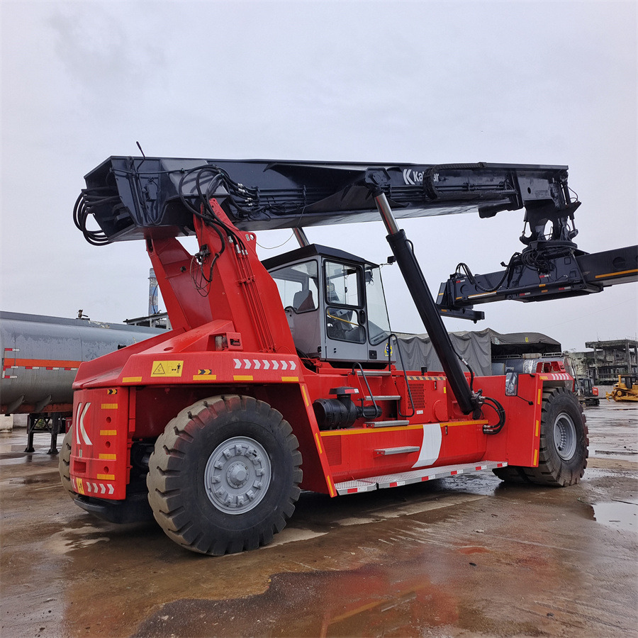 KALMAR DRF 450 - آلة حمل الحاويات في الأماكن الصغيرة: صورة 5 KALMAR DRF 450 - آلة حمل الحاويات في الأماكن الصغيرة: صورة 5