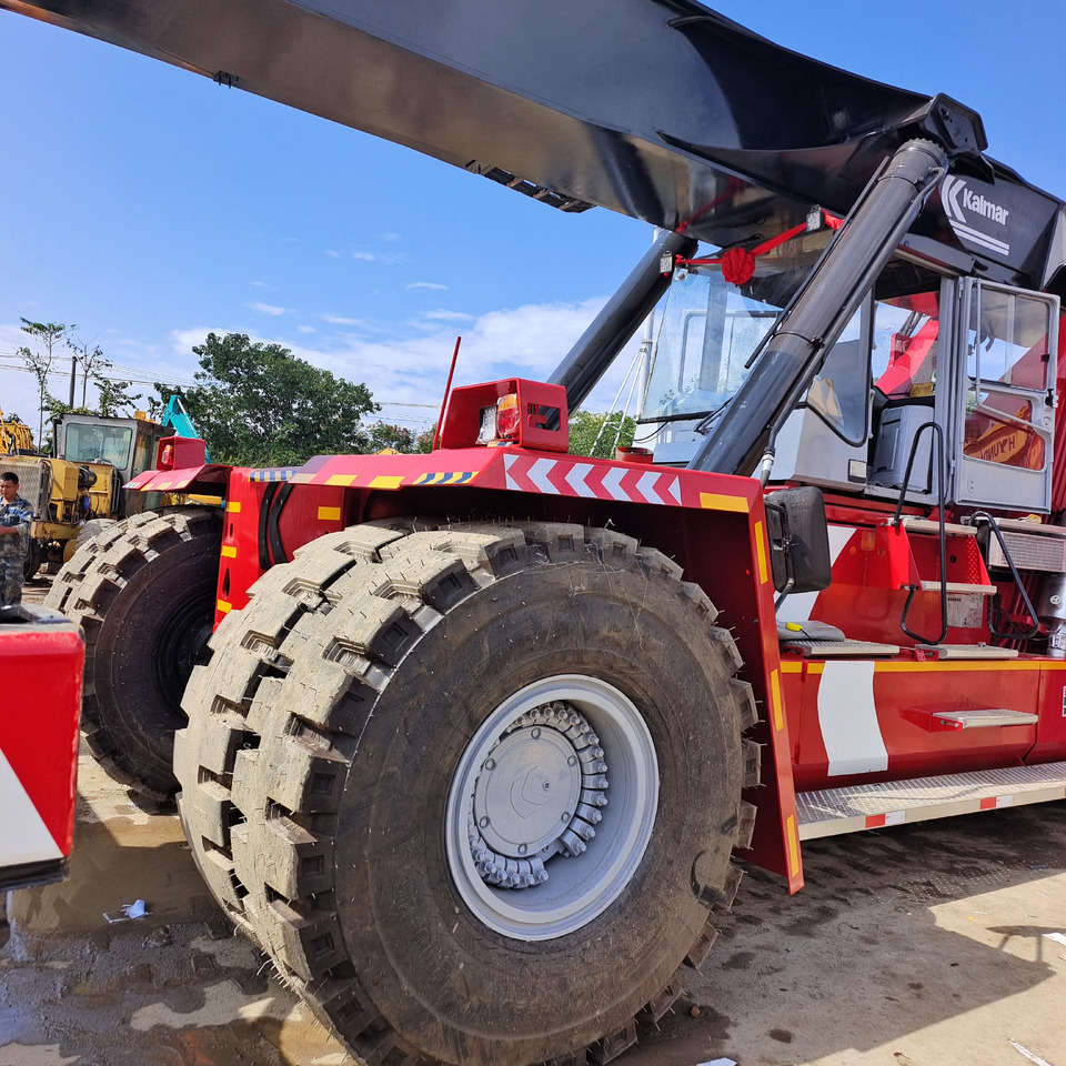 KALMAR DRF450 DRT450 DRT DRD DRU 450 45 TON - آلة حمل الحاويات في الأماكن الصغيرة: صورة 4 KALMAR DRF450 DRT450 DRT DRD DRU 450 45 TON - آلة حمل الحاويات في الأماكن الصغيرة: صورة 4