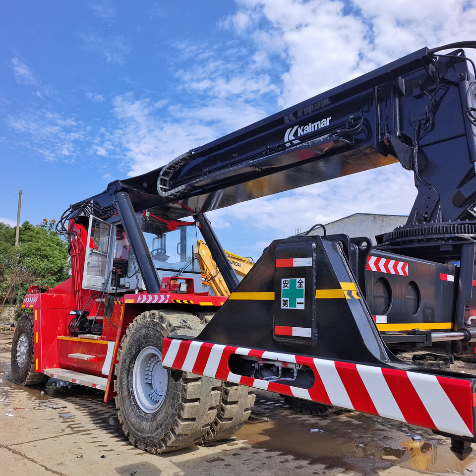KALMAR DRF450 - آلة حمل الحاويات في الأماكن الصغيرة: صورة 5 KALMAR DRF450 - آلة حمل الحاويات في الأماكن الصغيرة: صورة 5