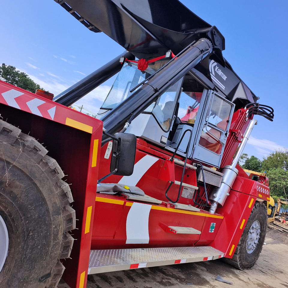 KALMAR DRF450 - آلة حمل الحاويات في الأماكن الصغيرة: صورة 3 KALMAR DRF450 - آلة حمل الحاويات في الأماكن الصغيرة: صورة 3