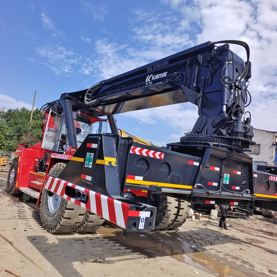 KALMAR DRF450 - آلة حمل الحاويات في الأماكن الصغيرة: صورة 4 KALMAR DRF450 - آلة حمل الحاويات في الأماكن الصغيرة: صورة 4