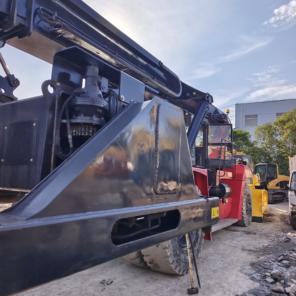 KALMAR DRT450 45 TON DRF 450 DRU450 DRD 450 - آلة حمل الحاويات في الأماكن الصغيرة: صورة 5 KALMAR DRT450 45 TON DRF 450 DRU450 DRD 450 - آلة حمل الحاويات في الأماكن الصغيرة: صورة 5