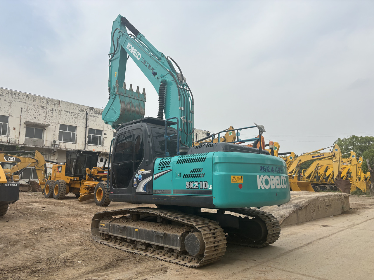 KOBELCO SK210LC - حفار زاحف: صورة 5 KOBELCO SK210LC - حفار زاحف: صورة 5