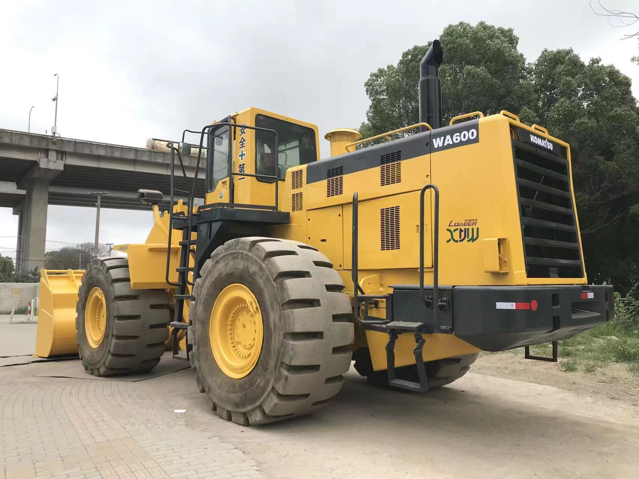 اللودر بعجل KOMATSU WA600-6: صورة 1